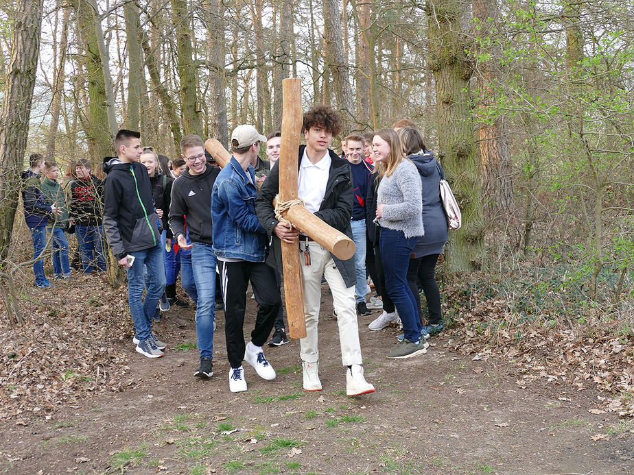 Ökumenischer Jugendkreuzweg in Naumburg (Foto: Karl-Franz Thiede)